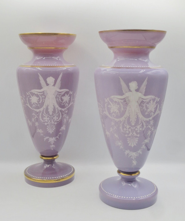 Paire de vases en opaline, XIXe siècle. 