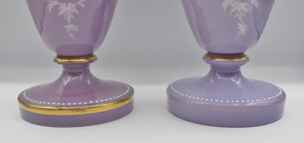 Paire de vases en opaline, XIXe siècle. 