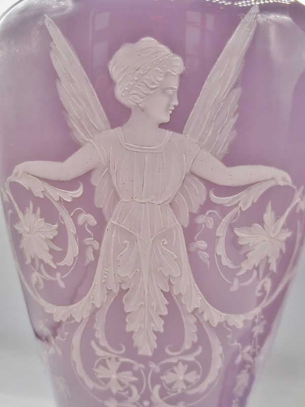 Paire de vases en opaline, XIXe siècle. 