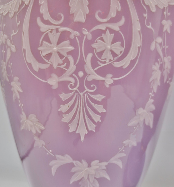 Paire de vases en opaline, XIXe siècle. 