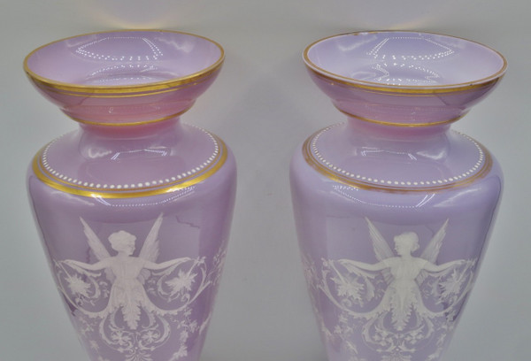 Paire de vases en opaline, XIXe siècle. 