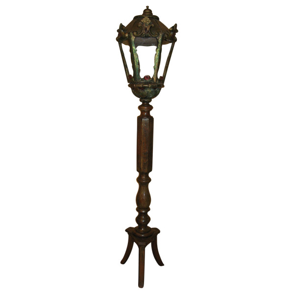 Polychrome wooden lantern with its 19th century base