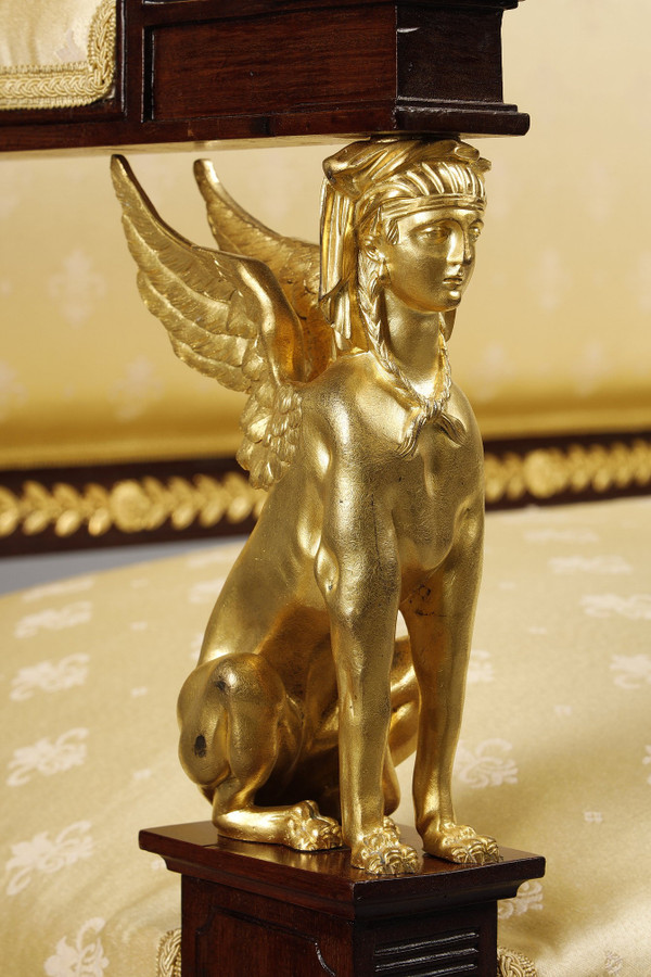 Un majestueux salon de style empire en acajou et bronzes dorés