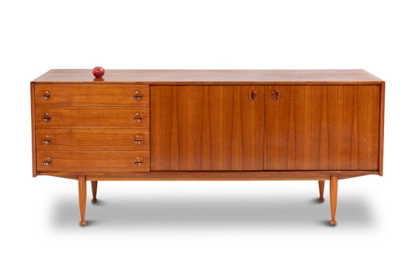Credenza in teak, con quattro cassetti e due ante. 20 ° secolo.