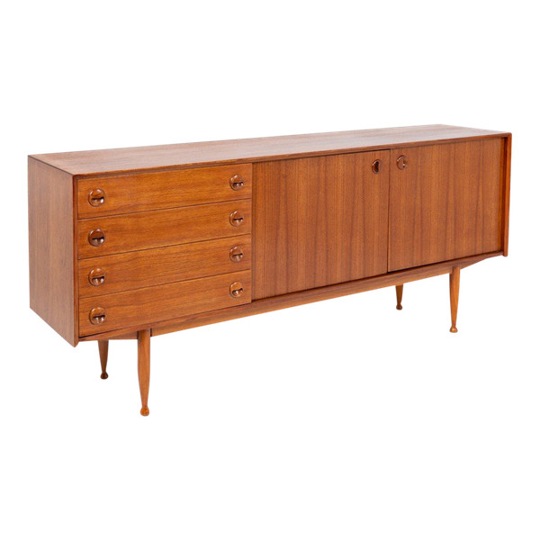 Credenza in teak, con quattro cassetti e due ante. 20 ° secolo.