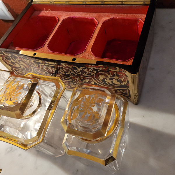 Necessaire de toilette Marqueterie Boulle, cristallerie de Baccarat, Epoque Napoléon 3Très bel état