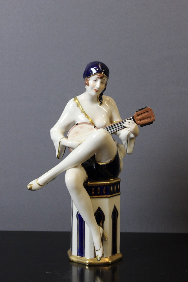 Suonatore di mandolino in stile Art Déco in porcellana di Royal Dux
