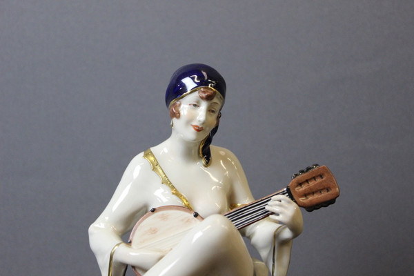 Suonatore di mandolino in stile Art Déco in porcellana di Royal Dux