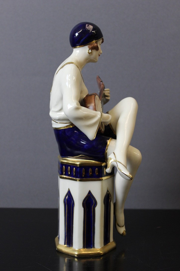 Suonatore di mandolino in stile Art Déco in porcellana di Royal Dux