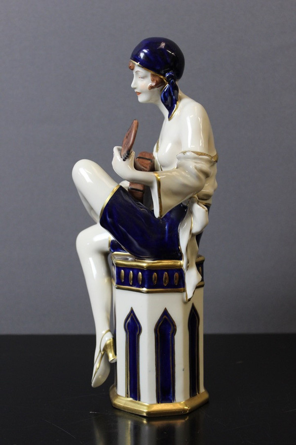 Suonatore di mandolino in stile Art Déco in porcellana di Royal Dux
