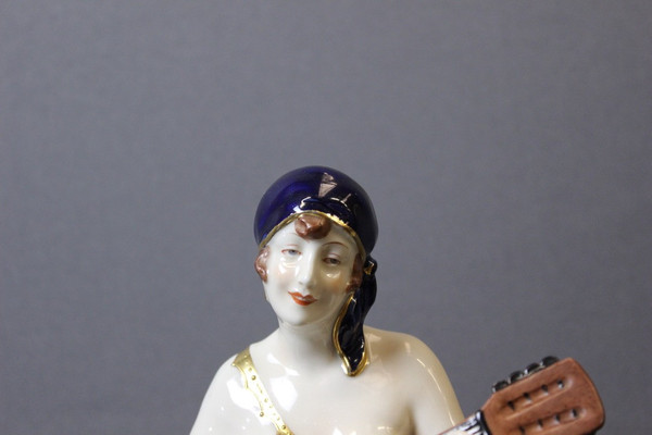 Suonatore di mandolino in stile Art Déco in porcellana di Royal Dux