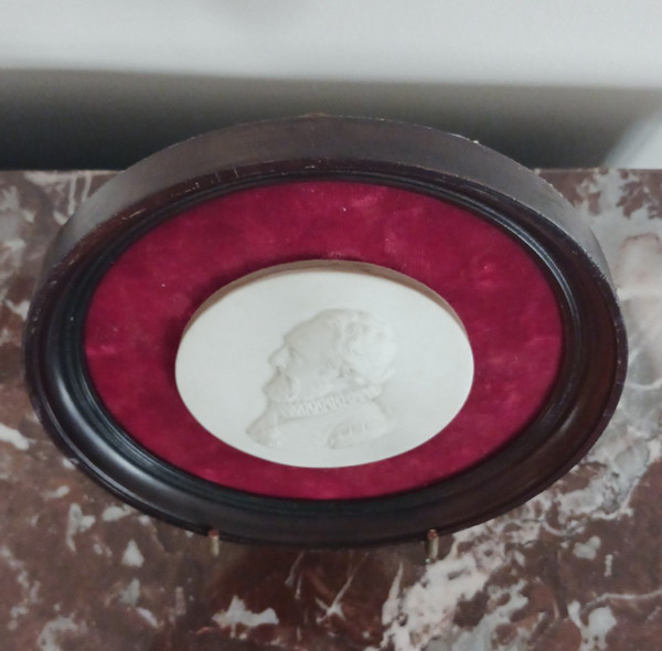 Manufacture de Sèvres - Henri IV - cookie medallion in a frame - signed