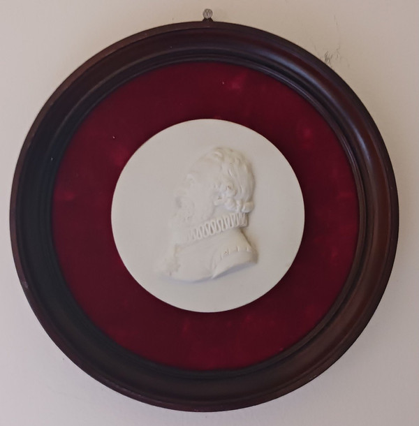 Manufacture de Sèvres - Henri IV - cookie medallion in a frame - signed