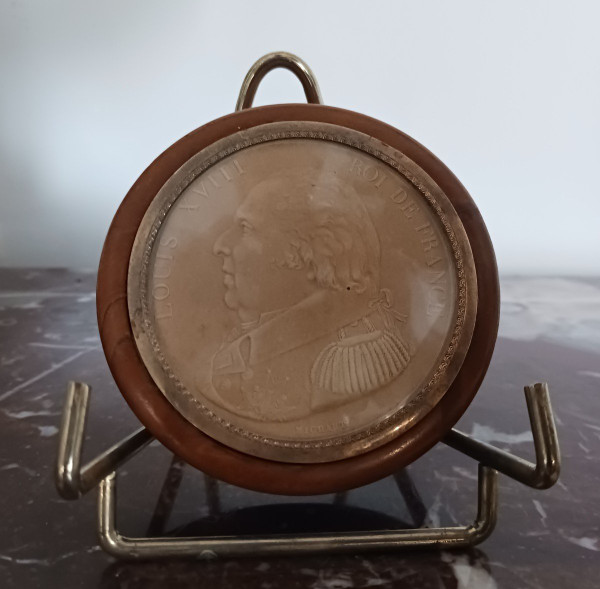 France, early 19th century - Royalist box - boxwood and embossed portrait of Louis XVIII.