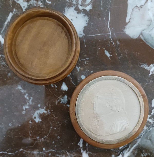 France, early 19th century - Royalist box - boxwood and embossed portrait of Louis XVIII.
