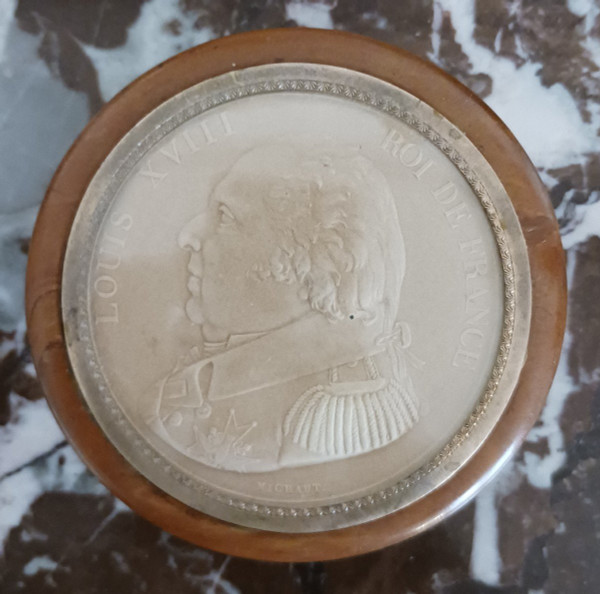 France, early 19th century - Royalist box - boxwood and embossed portrait of Louis XVIII.
