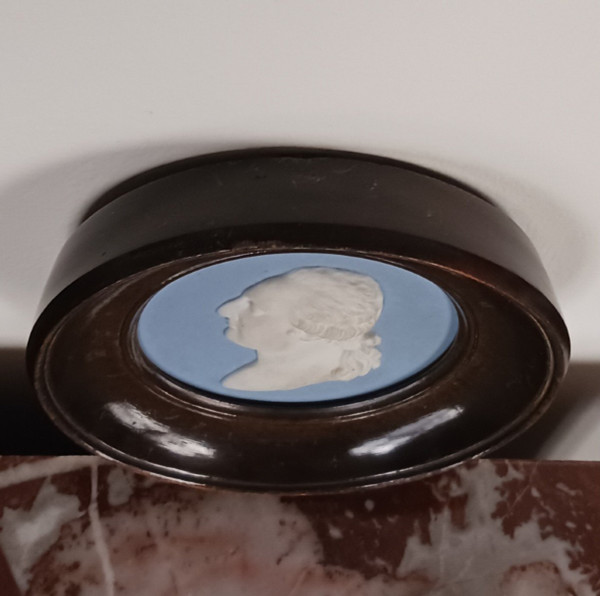 Manifattura di Sèvres per il duca di Doudeauville - Medaglione in biscuit del re Luigi XVI