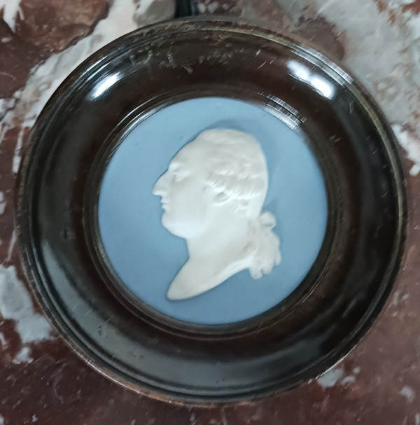Manifattura di Sèvres per il duca di Doudeauville - Medaglione in biscuit del re Luigi XVI