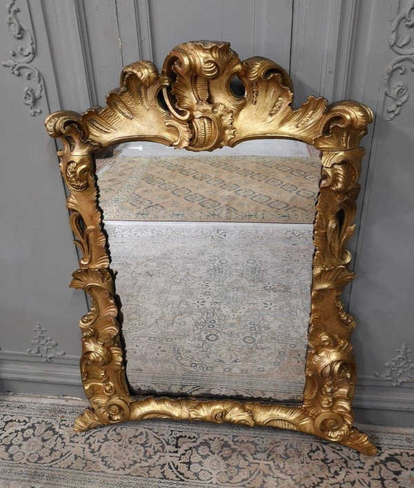 Italienischer Spiegel aus vergoldetem Holz aus der Zeit von Louis XV. Mitte XVIII.