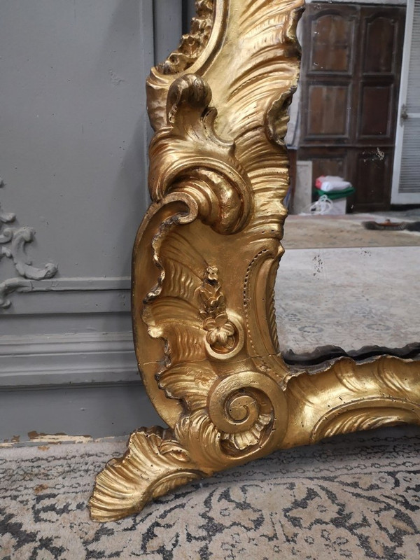 Italienischer Spiegel aus vergoldetem Holz aus der Zeit von Louis XV. Mitte XVIII.