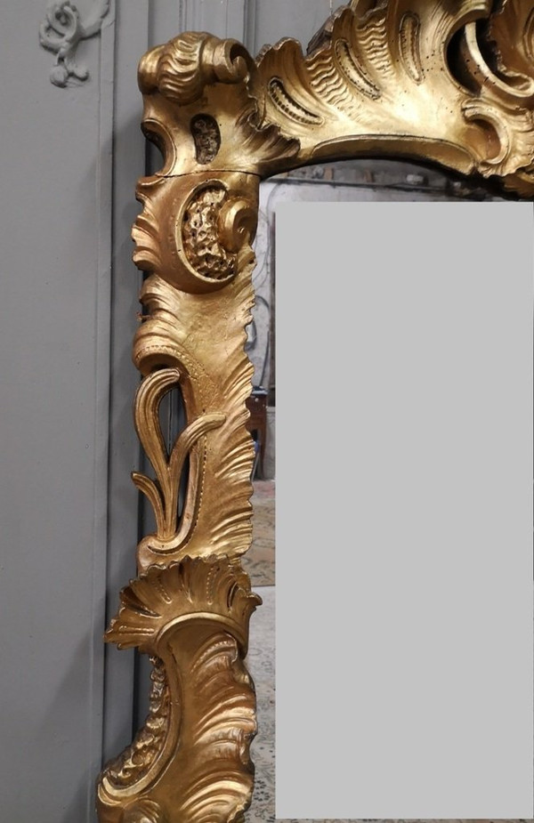 Italienischer Spiegel aus vergoldetem Holz aus der Zeit von Louis XV. Mitte XVIII.