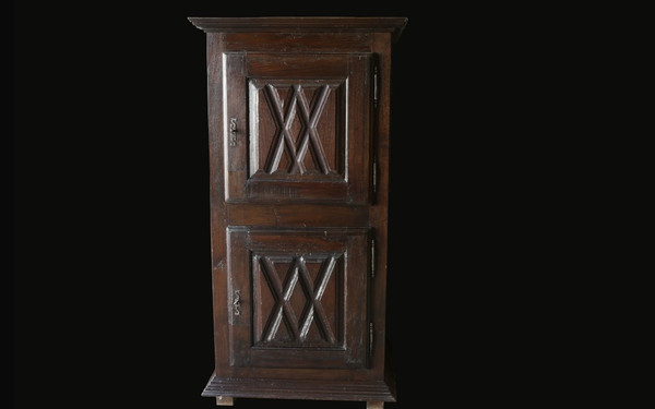 Zweiteiliger Eichenschrank aus dem 17. Jahrhundert