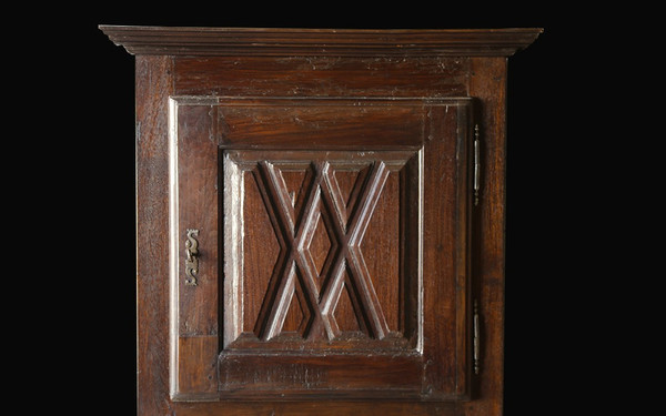 Zweiteiliger Eichenschrank aus dem 17. Jahrhundert