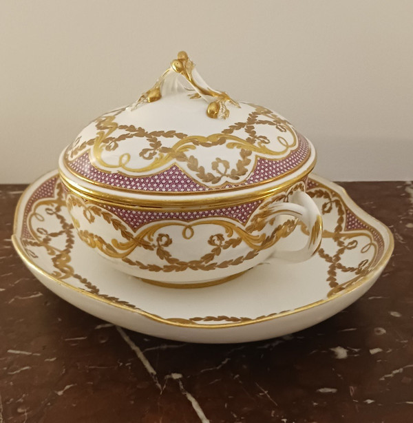 Royal Manufacture of Sèvres - covered bowl and its hard porcelain tray - Taillandier base - 2nd size -