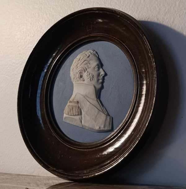 Manufacture de Sèvres pour le duc de Doudeauville - médaillon en biscuit du duc de Berry
