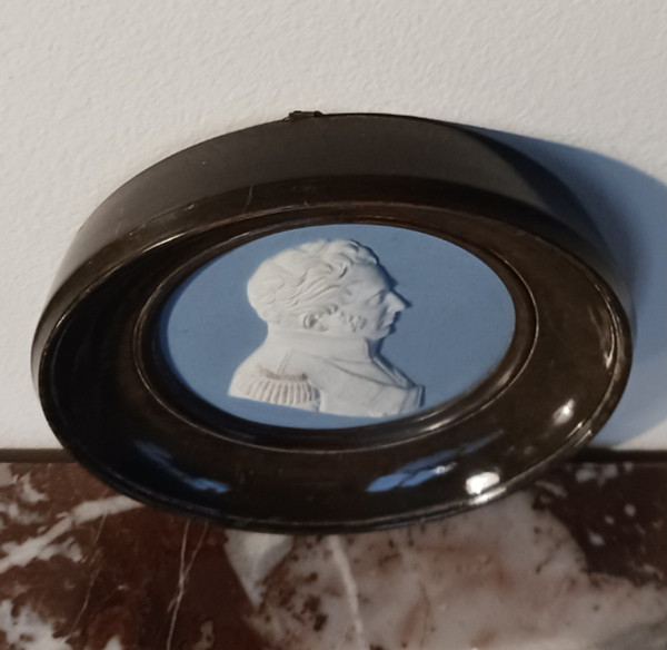 Manufacture de Sèvres pour le duc de Doudeauville - médaillon en biscuit du duc de Berry