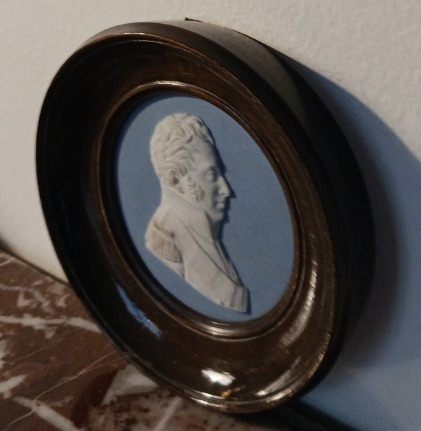 Manufacture de Sèvres pour le duc de Doudeauville - médaillon en biscuit du duc de Berry