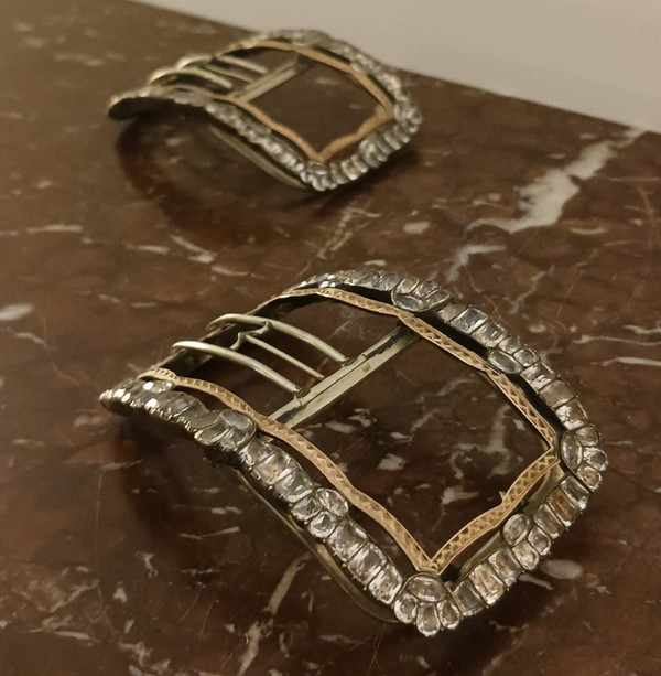 XVIIIe siècle, époque Louis XVI - étonnante paire de boucles de souliers - or, argent et brillants du Rhin