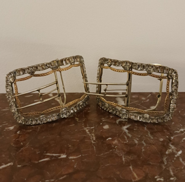 XVIIIe siècle, époque Louis XVI - étonnante paire de boucles de souliers - or, argent et brillants du Rhin