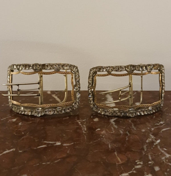 XVIIIe siècle, époque Louis XVI - étonnante paire de boucles de souliers - or, argent et brillants du Rhin