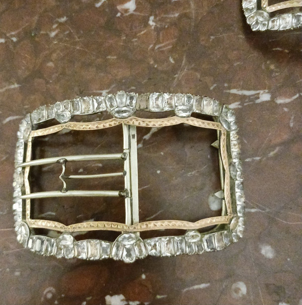 XVIIIe siècle, époque Louis XVI - étonnante paire de boucles de souliers - or, argent et brillants du Rhin