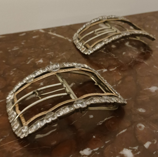 XVIIIe siècle, époque Louis XVI - étonnante paire de boucles de souliers - or, argent et brillants du Rhin