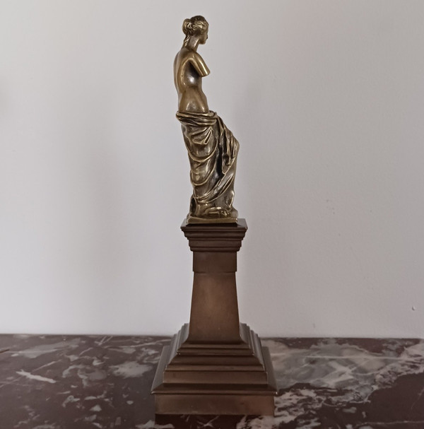 Souvenir ou curiosa en bronze - Venus de Milo en bronze - grand socle architecturé - fin XIXe siècle