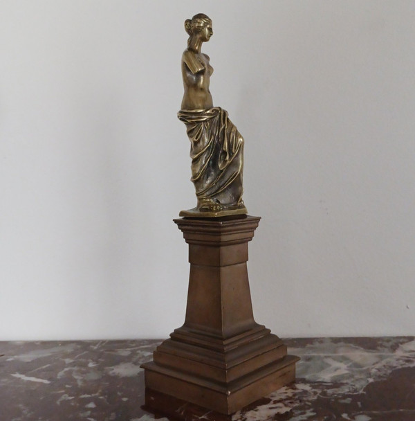 Souvenir ou curiosa en bronze - Venus de Milo en bronze - grand socle architecturé - fin XIXe siècle