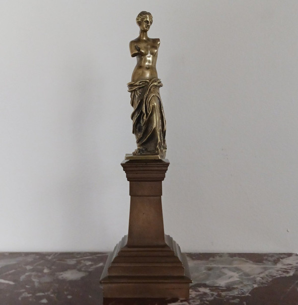 Souvenir ou curiosa en bronze - Venus de Milo en bronze - grand socle architecturé - fin XIXe siècle