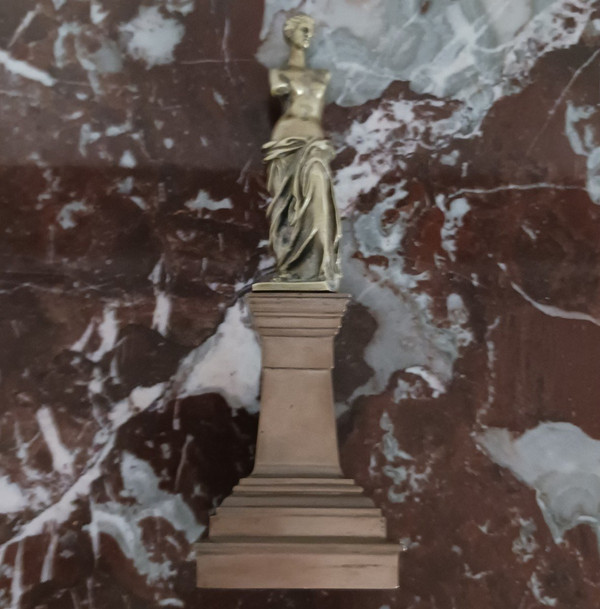 Souvenir ou curiosa en bronze - Venus de Milo en bronze - grand socle architecturé - fin XIXe siècle