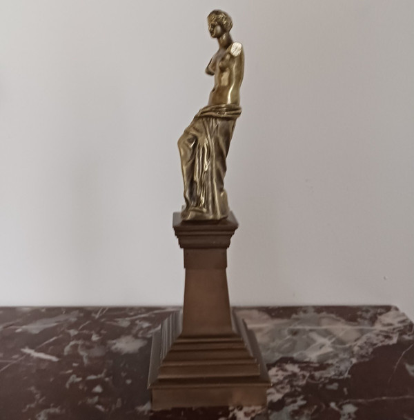 Souvenir ou curiosa en bronze - Venus de Milo en bronze - grand socle architecturé - fin XIXe siècle