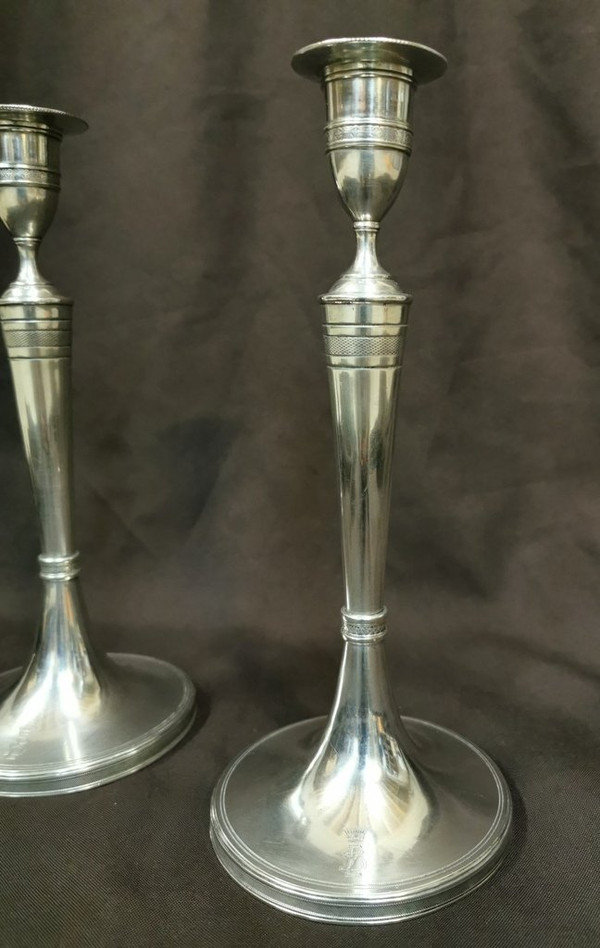 Coppia di candelieri corazzati del periodo impero in argento sterling