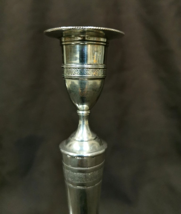 Coppia di candelieri corazzati del periodo impero in argento sterling