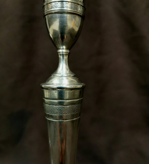 Coppia di candelieri corazzati del periodo impero in argento sterling