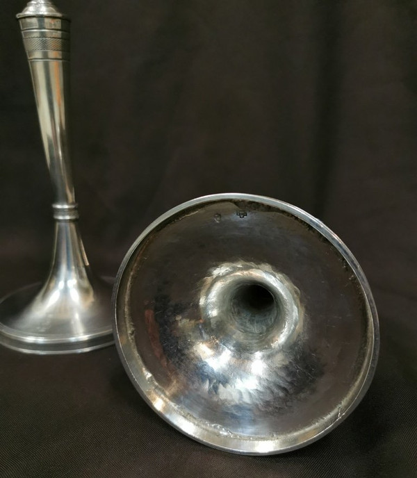 Coppia di candelieri corazzati del periodo impero in argento sterling