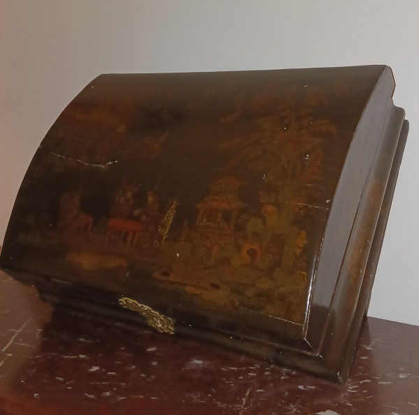 Frankreich, 18. Jahrhundert - Perückenschachtel aus Martinslack mit chinesischem Dekor - Louis XV