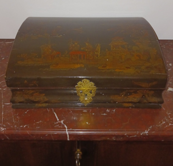 Frankreich, 18. Jahrhundert - Perückenschachtel aus Martinslack mit chinesischem Dekor - Louis XV