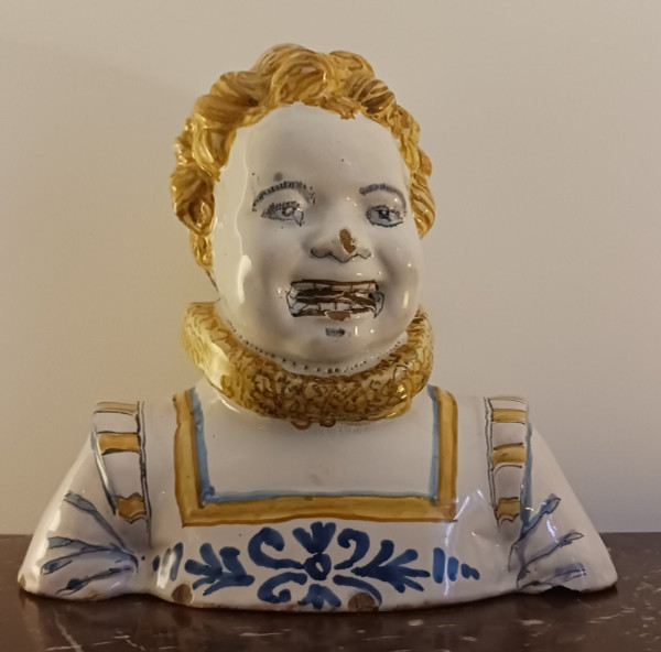 Nevers Louis XIII period - bust of a child with a strawberry - earthenware decorated "a compendiario".