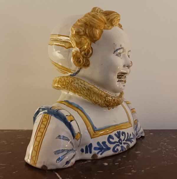 Nevers Louis XIII period - bust of a child with a strawberry - earthenware decorated "a compendiario".