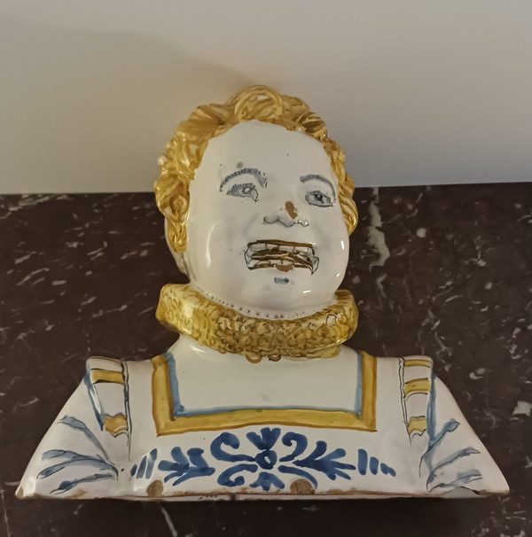 Nevers Louis XIII period - bust of a child with a strawberry - earthenware decorated "a compendiario".